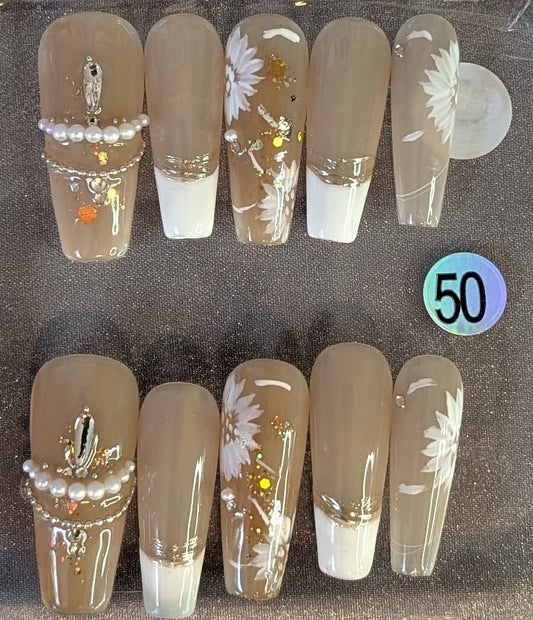 Elegant Daisy French Press-On Nails